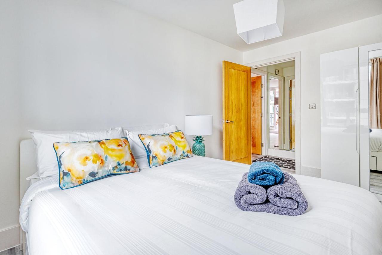 Riverside 2-Bedroom Apartments Londra Exterior foto