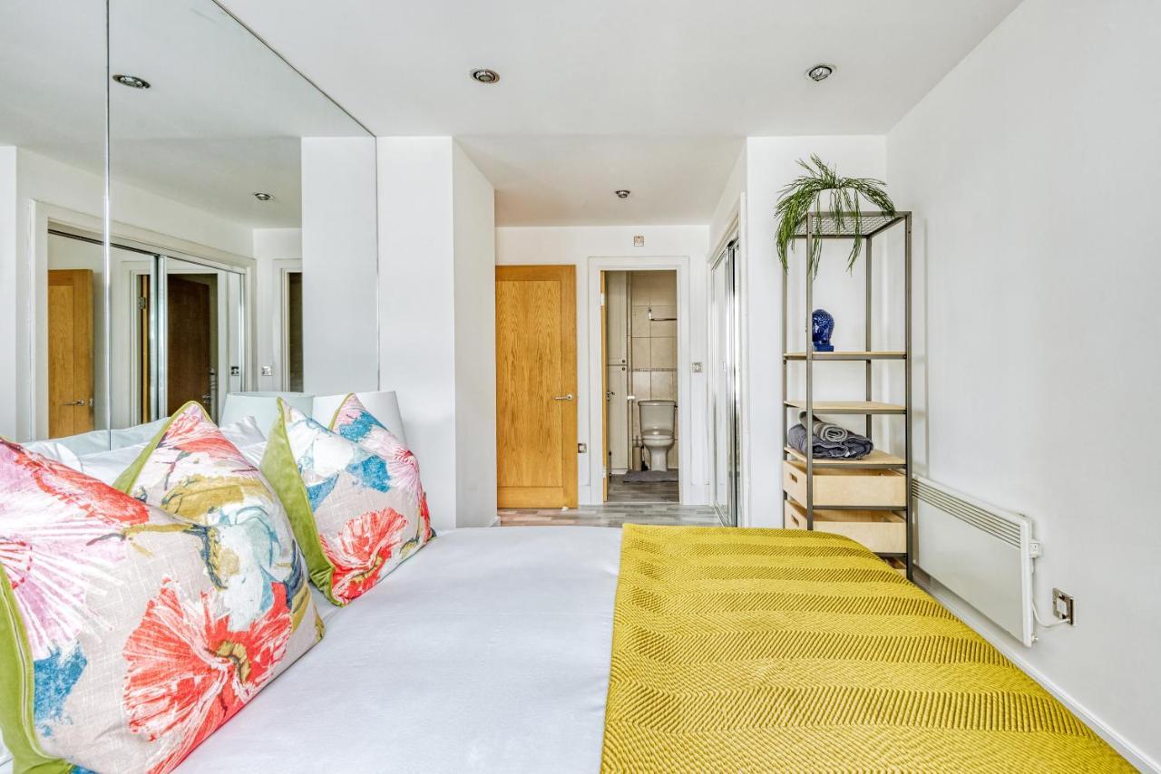 Riverside 2-Bedroom Apartments Londra Exterior foto